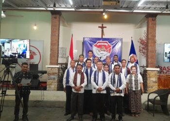 Pengurus Pusat Rumah Besar Flobamora Indonesia saat dilantik oleh Kepala Badan Penghubung Provinsi NTT, Hendry Donald Izaac. -Balitopik.com