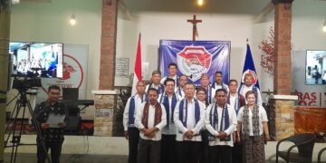 Pengurus Pusat Rumah Besar Flobamora Indonesia saat dilantik oleh Kepala Badan Penghubung Provinsi NTT, Hendry Donald Izaac. -Balitopik.com