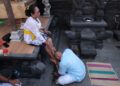 Momen De Gadjah Sujud Sungkem kepada Sang Ibu Menuju Takdirnya di Pilgub Bali.