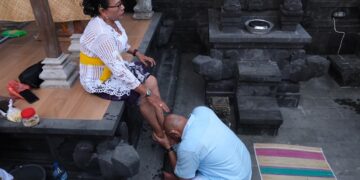 Momen De Gadjah Sujud Sungkem kepada Sang Ibu Menuju Takdirnya di Pilgub Bali.