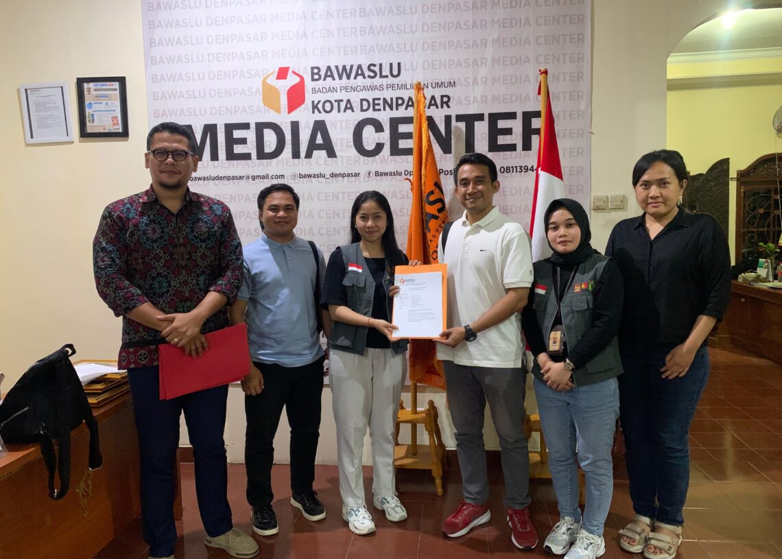 Tim Hukum ABDI Denpasar saat melaporkan dugaan pelanggaran pilkada ke Bawaslu Kota Denpasar. -Balitopik.com