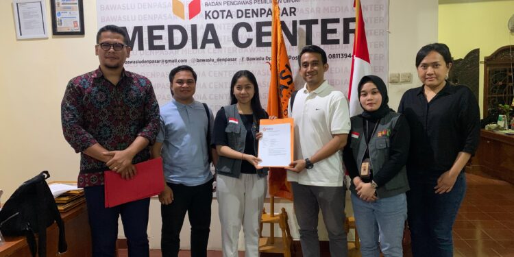 Tim Hukum ABDI Denpasar saat melaporkan dugaan pelanggaran pilkada ke Bawaslu Kota Denpasar. -Balitopik.com
