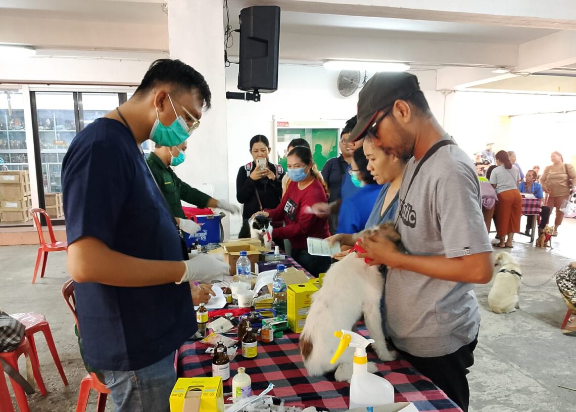 Dukung Program Bali Zero Rabies, WKRI Vaksin Ratusan Anjing dan Kucing. -Balitopik.com