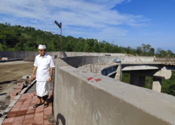 Wayan Koster saat meninjau Shortcut Denpasar-Singaraja.