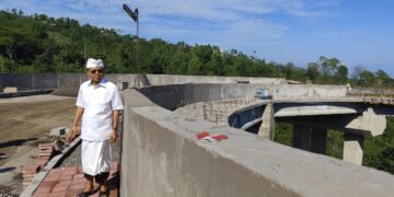 Wayan Koster saat meninjau Shortcut Denpasar-Singaraja.