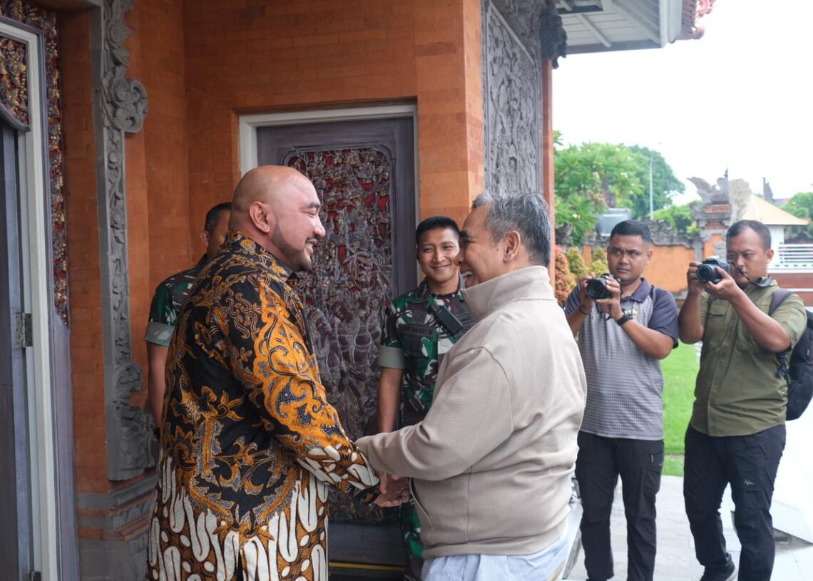 Ketua MPR RI 2024-2029 sekaligus Sekjen Gerindra, Ahmad Muzani (Kanan) saat disambut De Gadjah di Bali. -IST