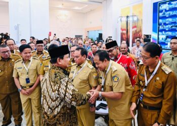 Pj Gubernur Bali, Sang Made Mahedra Jaya saat berjabatan tangan dengan Presiden Parabowo Subianto dalam Musrenbangnas RPJMN Tahun 2025–2029 di Jakarta. -IST