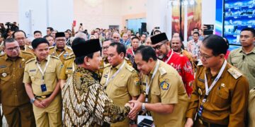 Pj Gubernur Bali, Sang Made Mahedra Jaya saat berjabatan tangan dengan Presiden Parabowo Subianto dalam Musrenbangnas RPJMN Tahun 2025–2029 di Jakarta. -IST