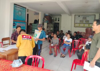 Bulog Bali saat membagikan beras kepada warga penerima bantuan pangan (PBP). -IST