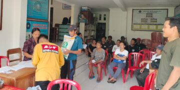 Bulog Bali saat membagikan beras kepada warga penerima bantuan pangan (PBP). -IST