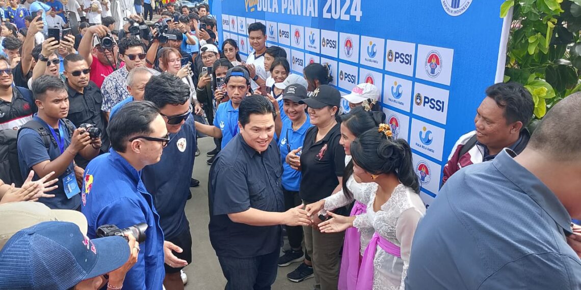 Erick Thohir saat mengahdiri Sepak Bola Pantai di Kuta. -Balitopik.com