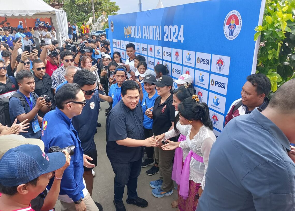 Erick Thohir saat mengahdiri Sepak Bola Pantai di Kuta. -Balitopik.com