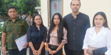 Sergio dan Kate (tengah) didampingi kuasa hukum di PN Denpasar -Balitopik.com