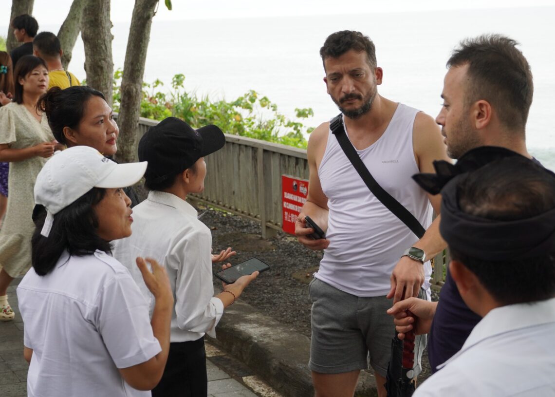 Pemprov Bali saat lakukan sosialisasi ke wisawatan mancanegara di Tanah Lot. -IST