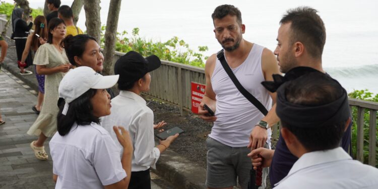 Pemprov Bali saat lakukan sosialisasi ke wisawatan mancanegara di Tanah Lot. -IST