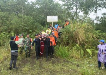 Proses evakuasi 2 pendaki Gunung Agung yang sempat hilang. -IST