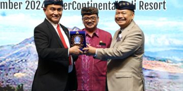 Yusril Ihza Mahendra (Kiri) saat menghadiri Rakernas Peradi di Bali. -IST