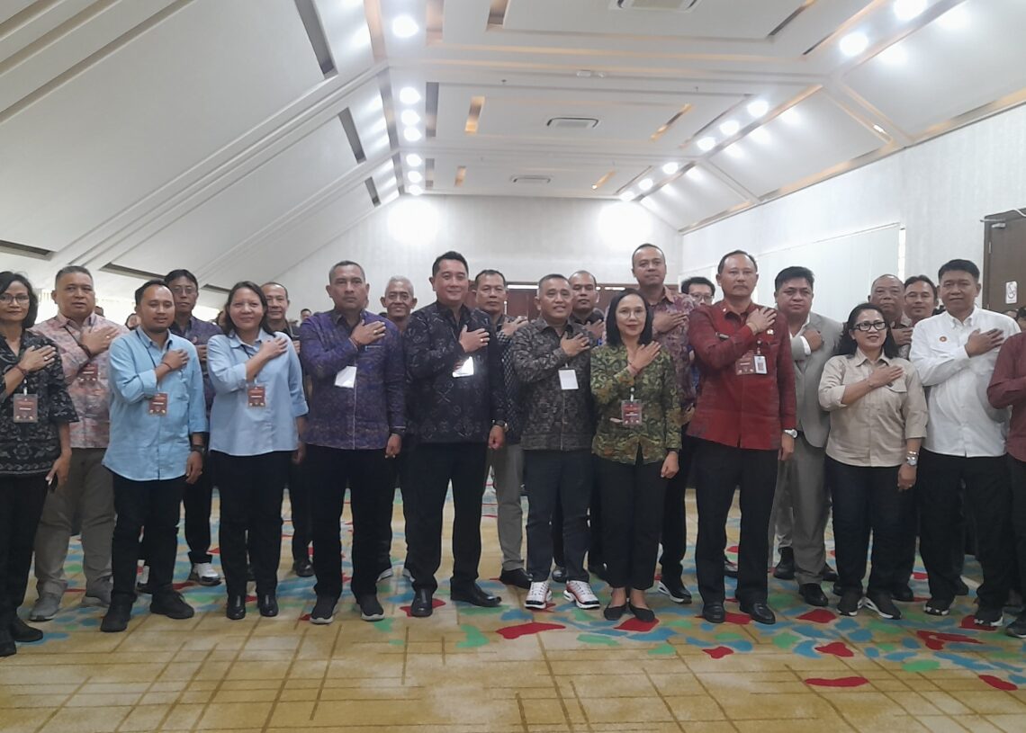 Foto bersama KPUD Bali, para saksi dan instansi terkait usai rapat pleno rekapitulasi hasil Pilgub Bali 2024. -Balitopik.com