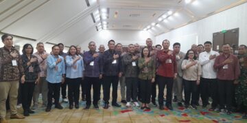 Foto bersama KPUD Bali, para saksi dan instansi terkait usai rapat pleno rekapitulasi hasil Pilgub Bali 2024. -Balitopik.com