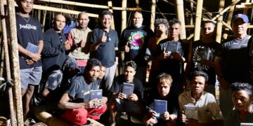 Pengurus FP-NTT saat memberi edukasi dan bagi Alkitab kepada para buruh proyek asal Sumba. -Balitopik.com