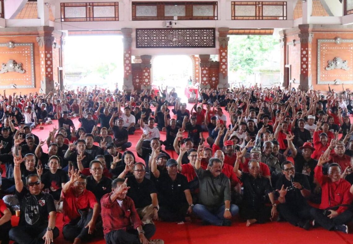 Wayan Koster saat bertemu dengan pengurus PDIP Tabanan usai menang 67 persen di Tabanan. -IST