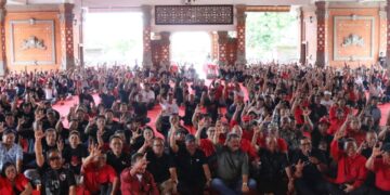 Wayan Koster saat bertemu dengan pengurus PDIP Tabanan usai menang 67 persen di Tabanan. -IST