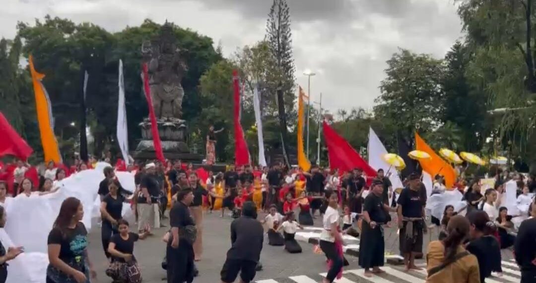 Suasana Gladi Melepas Matahari Tahun 2024 di Kawasan Catur Muka, Denpasar. -IST