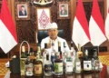 Gubernur Bali terpilih, Wayan Koster memperlihatkan produk arak bali yang resmi dijual ke pasaran. -IST
