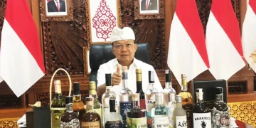 Gubernur Bali terpilih, Wayan Koster memperlihatkan produk arak bali yang resmi dijual ke pasaran. -IST