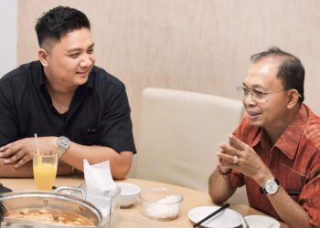 Bro Shalah (Kiri) saat makan siang dengan Wayan Koster di salah satu restoran di Renon, Denpasar. -IST