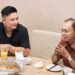 Bro Shalah (Kiri) saat makan siang dengan Wayan Koster di salah satu restoran di Renon, Denpasar. -IST
