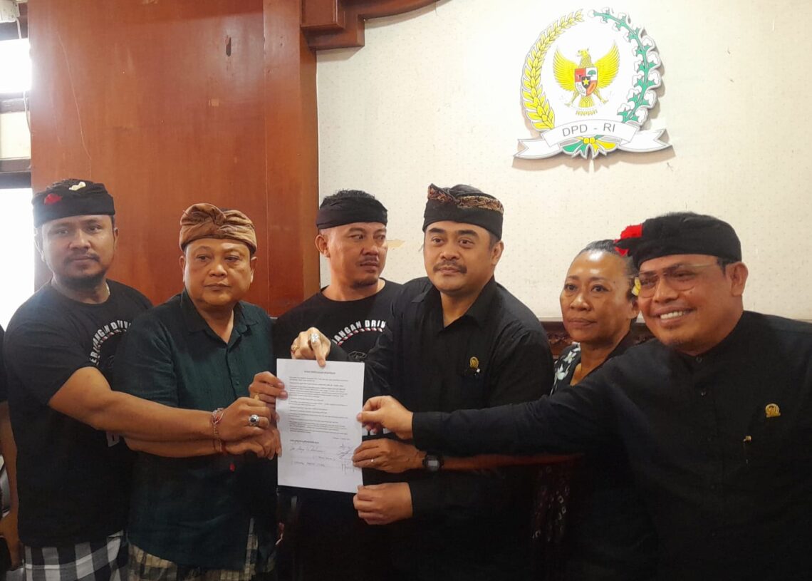 Keempat Anggota DPD RI Bali saat menerima 6 tuntutan Forum Perjuangan Driver Pariwisata Bali. -Balitopik.com