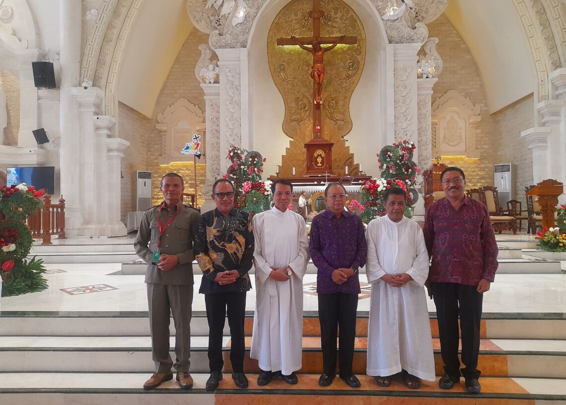Wayan Koster (tengah) diapit oleh 2 Imam Katolik di Gereja Katedral Denpasar. -Balitopik.com