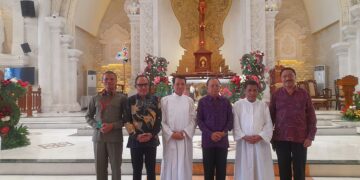 Wayan Koster (tengah) diapit oleh 2 Imam Katolik di Gereja Katedral Denpasar. -Balitopik.com