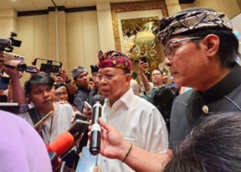 Wayan Koster dan Giri Prasta saat diwawancara wartawan usai penetapan pemenang Pilkada 2025 oleh KPU Bali, Kamis 9 Januari 2025. -Balitopik.com