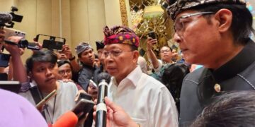 Wayan Koster dan Giri Prasta saat diwawancara wartawan usai penetapan pemenang Pilkada 2025 oleh KPU Bali, Kamis 9 Januari 2025. -Balitopik.com