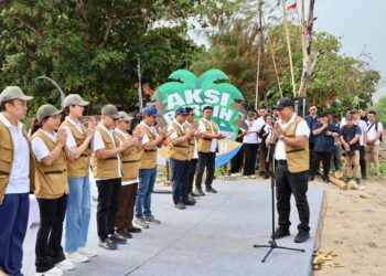 Pj Gubernur Bali Sang Made Mahendra Jaya saat memberikan sambutan dalam kegiatan bersih-bersih sampah di Pantai Kuta. -IST