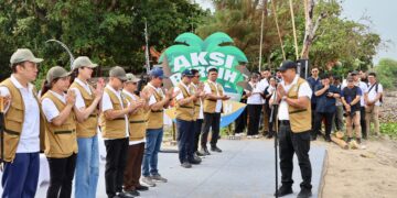 Pj Gubernur Bali Sang Made Mahendra Jaya saat memberikan sambutan dalam kegiatan bersih-bersih sampah di Pantai Kuta. -IST