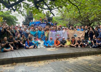 Peserta kegiatan "Kita Jaga Alam, Alam Jaga Kita" di Pantai Kedonganan. -Balitopik.com