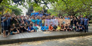 Peserta kegiatan "Kita Jaga Alam, Alam Jaga Kita" di Pantai Kedonganan. -Balitopik.com