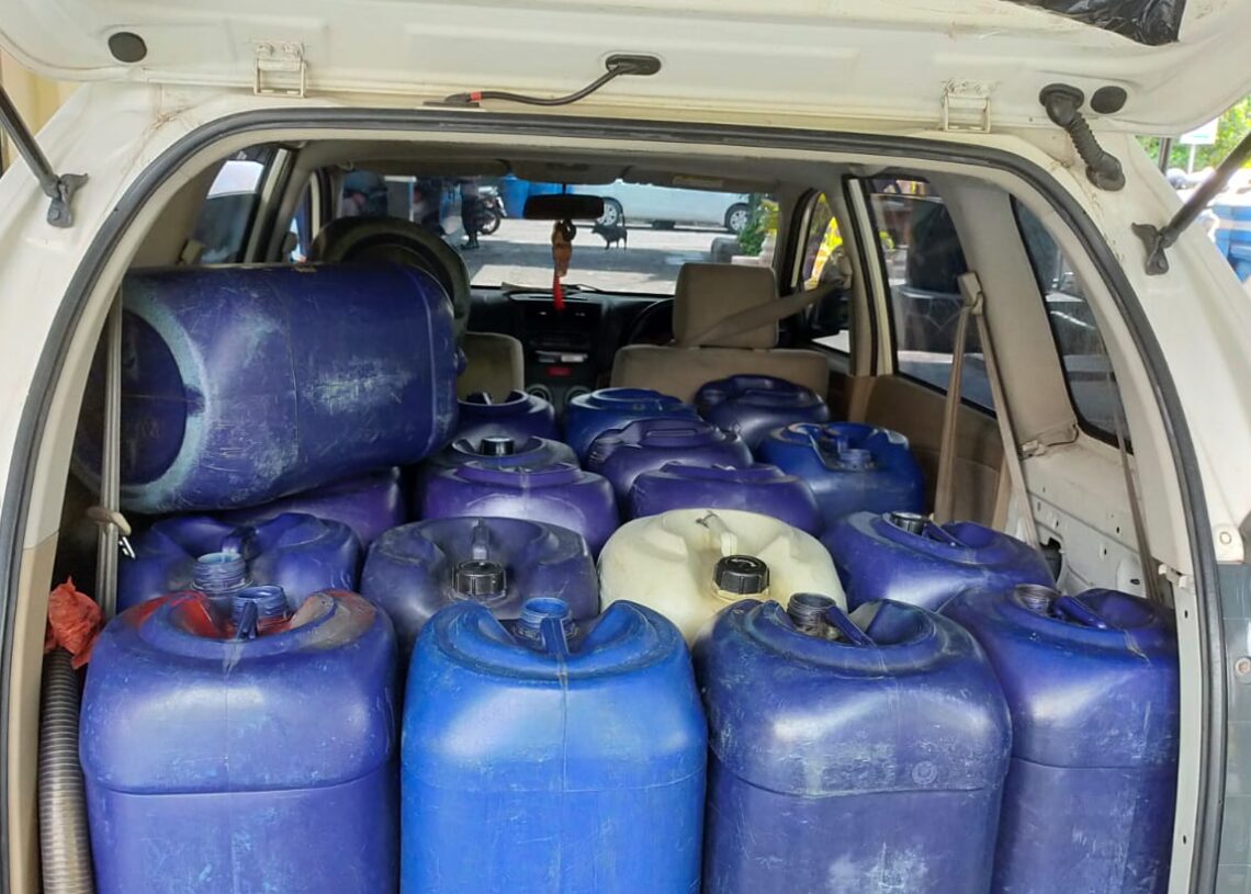 Jerigen dan mobil yang digunakan para pelaku penimbun pertalite.