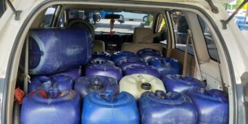 Jerigen dan mobil yang digunakan para pelaku penimbun pertalite.