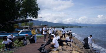 Crew TRM Hospitality dalam aksi Join the Wave of Change di Pantai Lovina. -IST