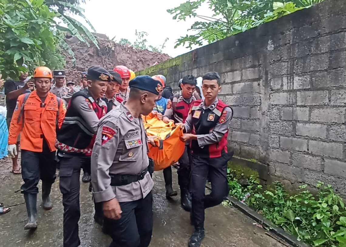 Foto: Proses evakuasi korban meninggal akibat tanah longsor di Ubung Kaja, Denpasar.