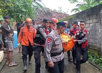 Foto: Proses evakuasi korban meninggal akibat tanah longsor di Ubung Kaja, Denpasar.