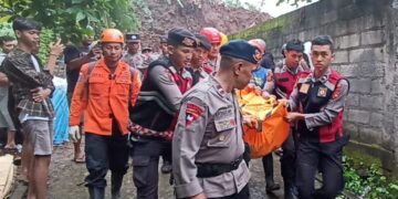 Foto: Proses evakuasi korban meninggal akibat tanah longsor di Ubung Kaja, Denpasar.