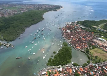 Foto Pulau Serangan dari udara. -shutterstock - 2381227699