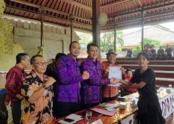 Dewa Jack dan pimpinan DPRD Bali lainnya saat menerima pernyataan sikap Aliansi Bali Tidak Diam. -Balitopik.com