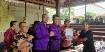 Dewa Jack dan pimpinan DPRD Bali lainnya saat menerima pernyataan sikap Aliansi Bali Tidak Diam. -Balitopik.com