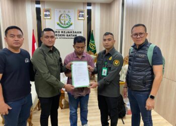 Wayan Depa Yogiana saat diamankan di Kejaksaan Negeri Batam. -Balitopik.com